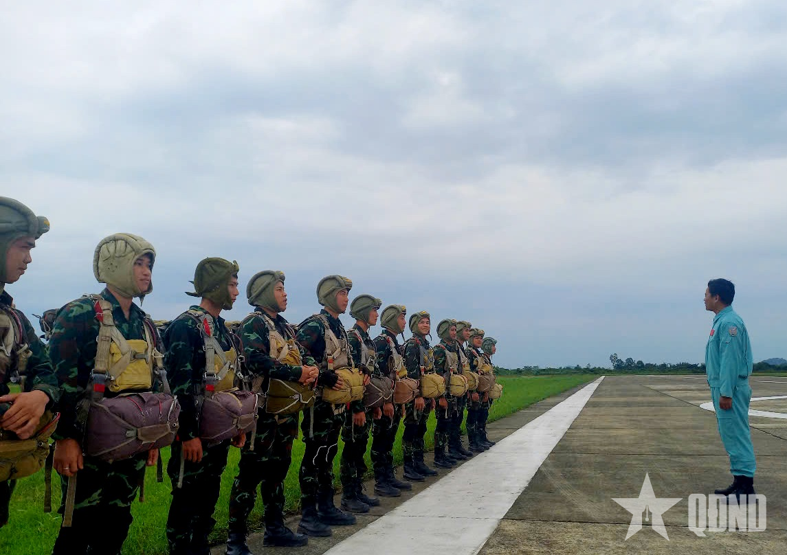 Quán triệt nhiệm vụ trước khi lên máy bay.